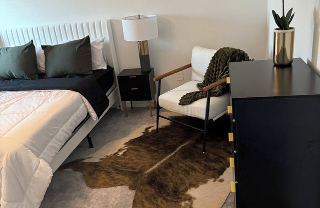 Stylish 1 Bedrm Suite + Queen SofaBed Suite! High Speed WiFi!