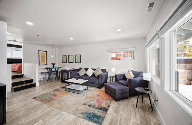 Stylish 1 BR Unit Near Town