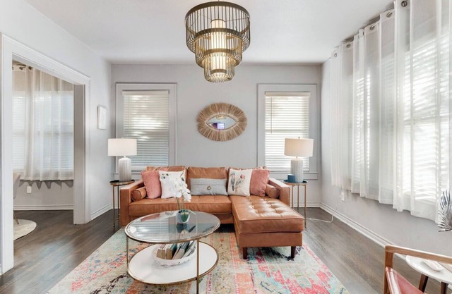 Stylish 1BR/1BA hideaway with private patio, king bed, deep soaking tub, full kitchen, fast Wi-Fi, Smart TV, and secure parking—just steps from Dallas’ Santa Fe Trail.