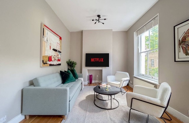 Stylish 2 bed flat on this iconic road