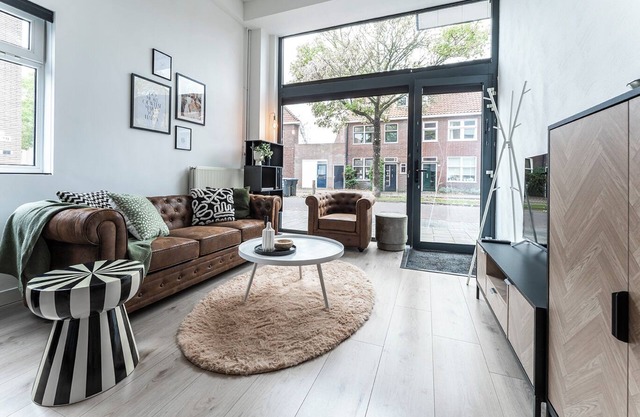 Stylish 2-bedroom loft in the heart of Tilburg. Modern, bright, and fully equipped with kitchen, fast WiFi, smart TV, and workspace — perfect for a city getaway or comfortable workation.