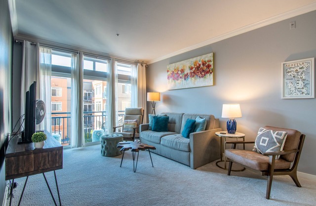 Stylish 2 BR, 2 BA in the Heart of the City!
