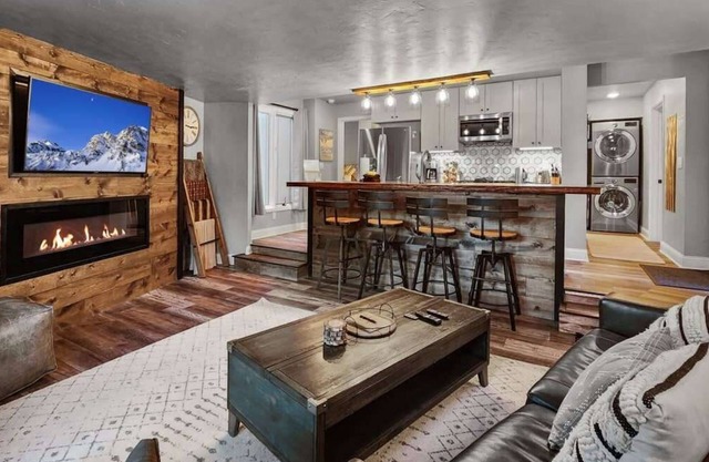 Stylish 2BD 5 Min to Ski Lift and Downtown