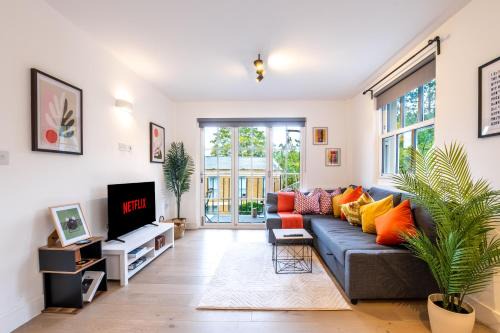 Stylish 2BR Apartment With Balcony Next To Station
