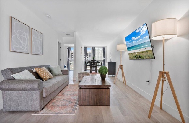 Stylish 2BR Apt in Aventura with Pool & BBQn