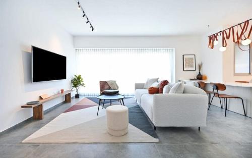 Stylish 3 Bedroom Apartment With Balcony By Vacay