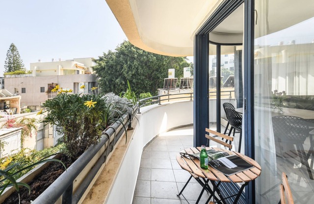 Stylish 3-BR Apt w Balcony and Parking