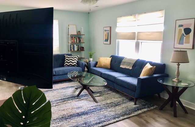 Stylish 3BR Home - 15 min from beach or downtown
