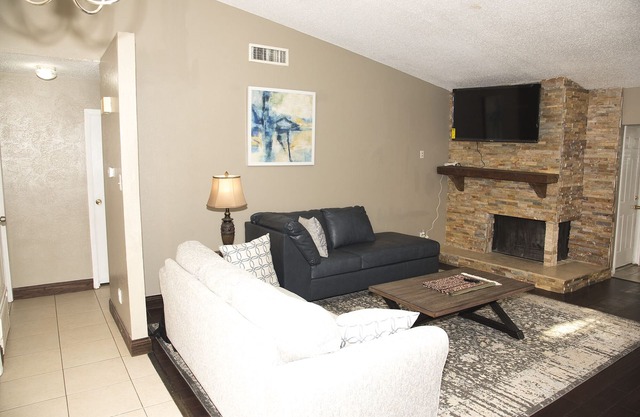 🏡 Stylish 3BR Home in Plano with Backyard & Garage – Perfect Family Getaway!