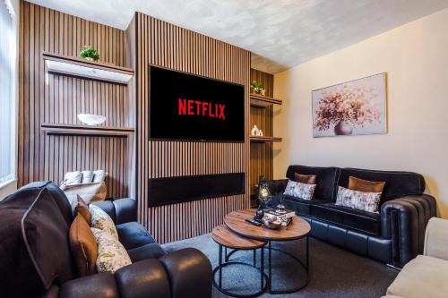 Stylish 3BR House Near Etihad and Live Arena, Sleeps 8 with 65 Inch TV