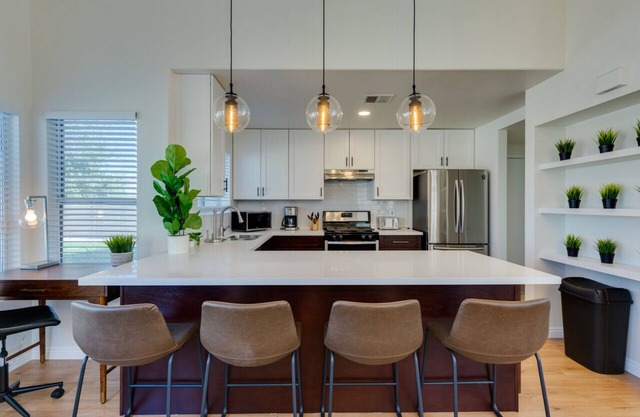 Stylish 3BR Vegas Oasis W/Pool/SPA near Strip&Golf. Pet friendly!