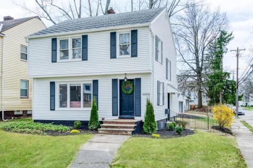 Stylish 3BR w Sunroom & Deck