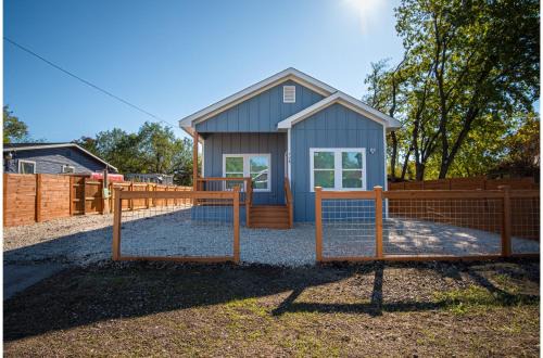 Stylish 3BR2BA Urban Retreat Near Lively Downtown