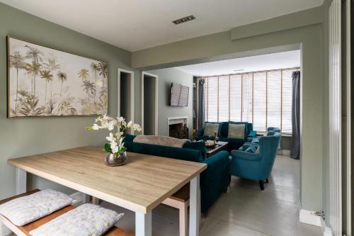 Stylish 4-Bedroom Townhouse in the Heart of Bath