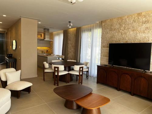 Stylish 4BR Villa with Pool near Porto Novi