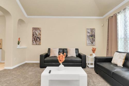 Stylish 6BR Retreat, Pool and Lake Trail, Sleeps 14