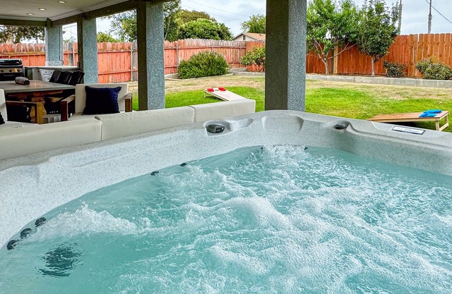 Stylish and inviting w/outdoor kitchen & hot tub - close to ocean