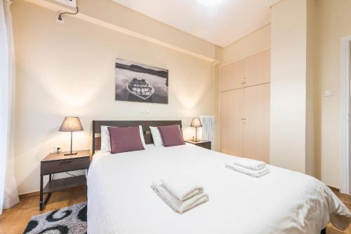Stylish Athens Apt 10 Minute Walk to Acropolis Museum & Metro