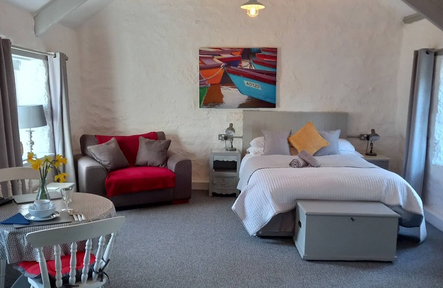 Stylish B & B studio with parking 3 miles from St Ives
