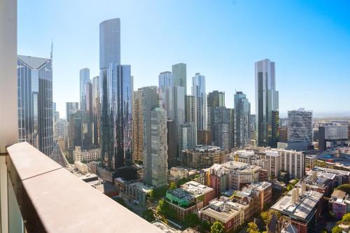 Stylish City Escape with Free Parking and Skyline View