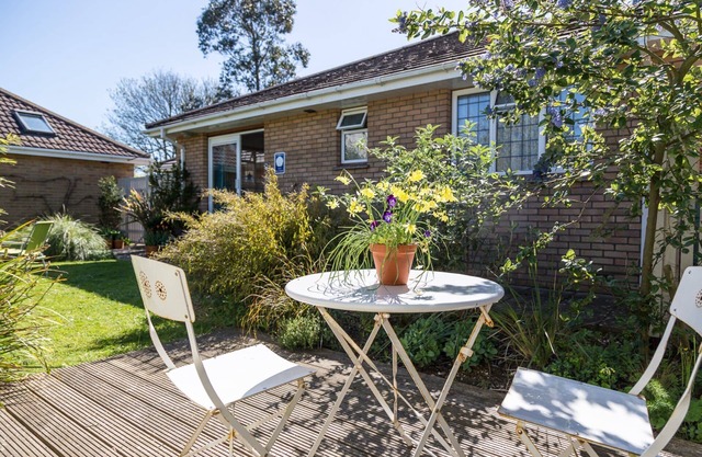 Stylish, Comfortable Apartment near Freshwater Bay. Pet Friendly. Private Garden
