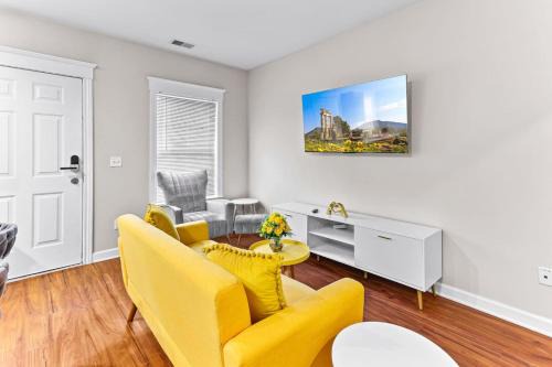 Stylish & Cozy 2-BR Detroit