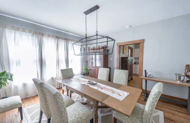 Stylish craftsman, perfect for groups, steps away from Downtown!