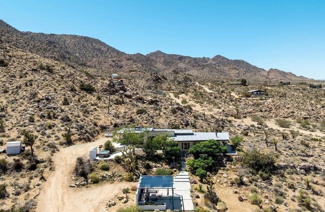 Stylish Desert Oasis I 5 Private Acres Near Park