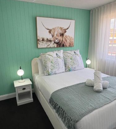 Stylish Haven with a Touch of Colour - Hosted by Canstay