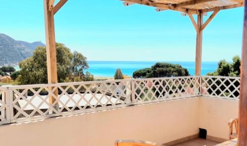Stylish home with views 4 min walk to the beach!