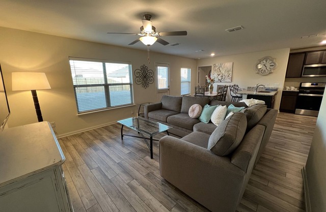 Stylish Modern 3BD 2BA 30 minutes to Downtown Dallas Free HS-WiFi