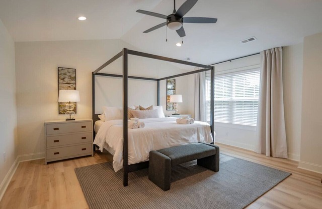 Stylish New Build | 3BR Townhouse | Master BDR TV!