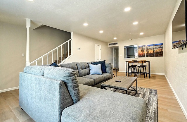 Stylish Old Town 2Bd 2Ba Townhome Pool AC Fashion Square