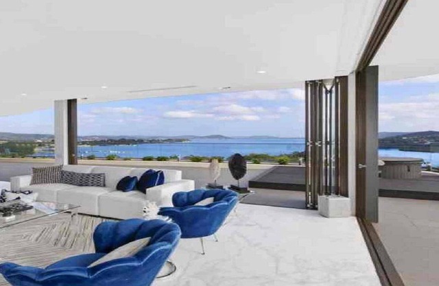 Stylish Penthouse with Views & Jacuzzi