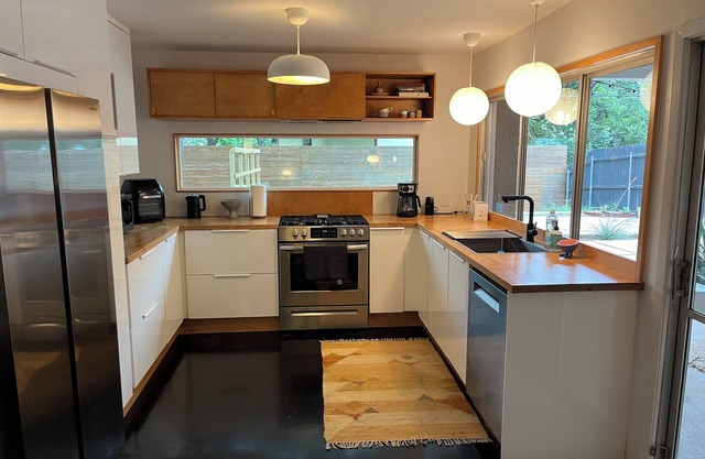 Stylish WEST CONGRESS home, Large yard, 2 Bedroom, work space, 31 DAY MINIMUM