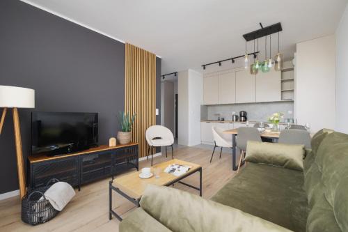 Stylowy Apartament z Dwiema Sypialniami Balkonem i Parkingiem by Noclegi Renters