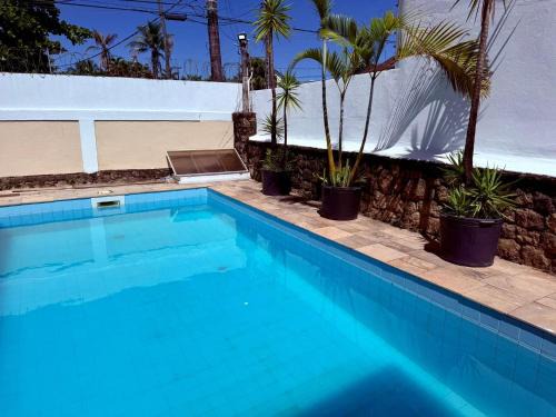 Suítes com piscina a 2 quadras da Praia da Enseada