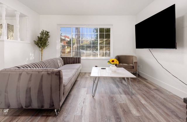 Sub URBAN 4 BD Home/POOL/GAME Near RIVER & TRAIL