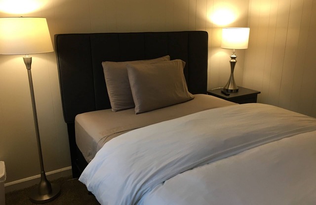 Suite 4, Sleep 6, Minutes From Attractions in Uptown