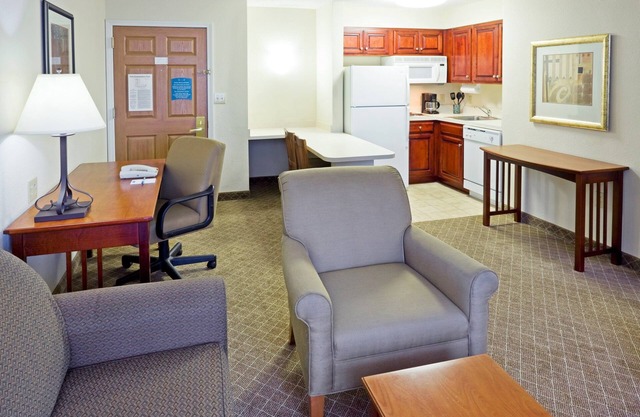 Suite w/Kitchen Only 30 Min to Six Flags!