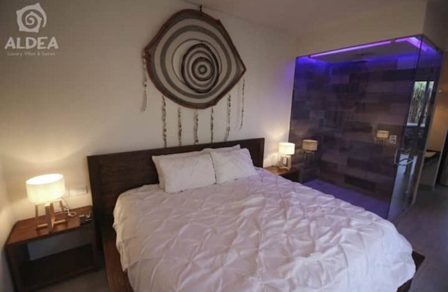 SUITE WITH JACUZZI AND PRIVATE TERRACE IN PYRAMIDS
