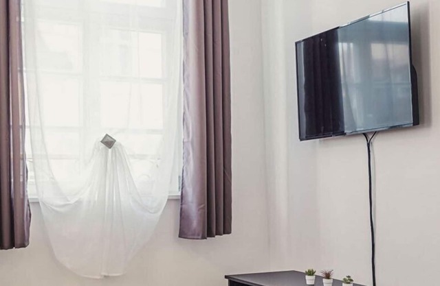 Sun-drenched, beautiful studio apartment (No. 2) with a great kitchen