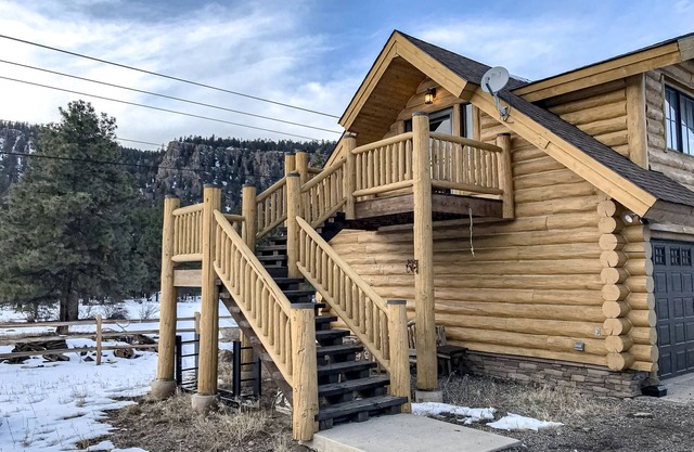 Sun-filled mountain studio with deck, fireplace, & views- near skiing & trails