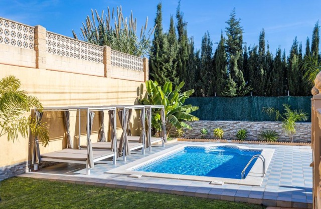 Sun, Relax, Climatized Pool & Steps to the Beach by Mellow