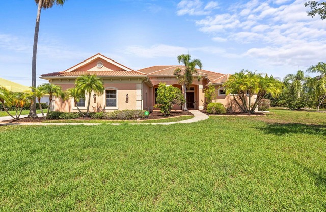 Sun, Sand & Space: Your Bradenton Vacation Home with Private Pool