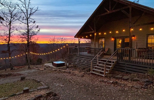 Sundance Cabin - Private Ozark Mountain Retreat - hot tub & valley views!