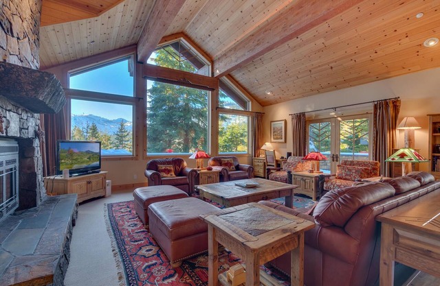 Sundance Lodge By Tahoe Getaways - Luxury 5 BR in Palisades with Ski Shuttle