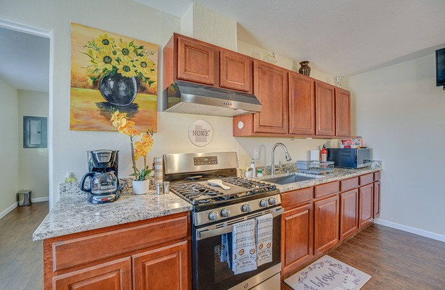 Sunlit Albuquerque Retreat: 3 Mi to Old Town!