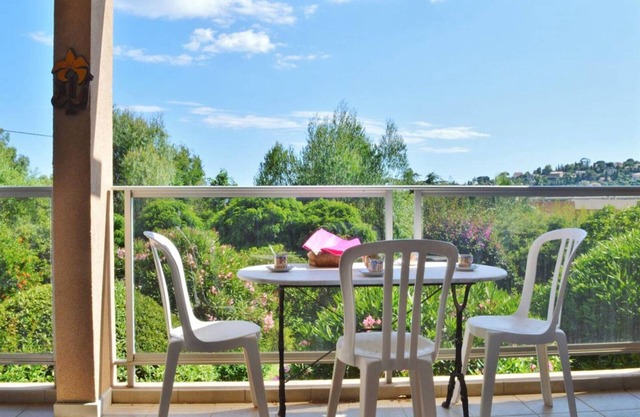 Sunny 2-Room Apartment for 4 with Terrace, AC, and Parking, Near Saint-Clair Beach