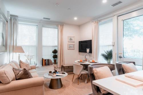 Sunny 2BR Apt with Kitchen & Parking, Near Brown & RISD